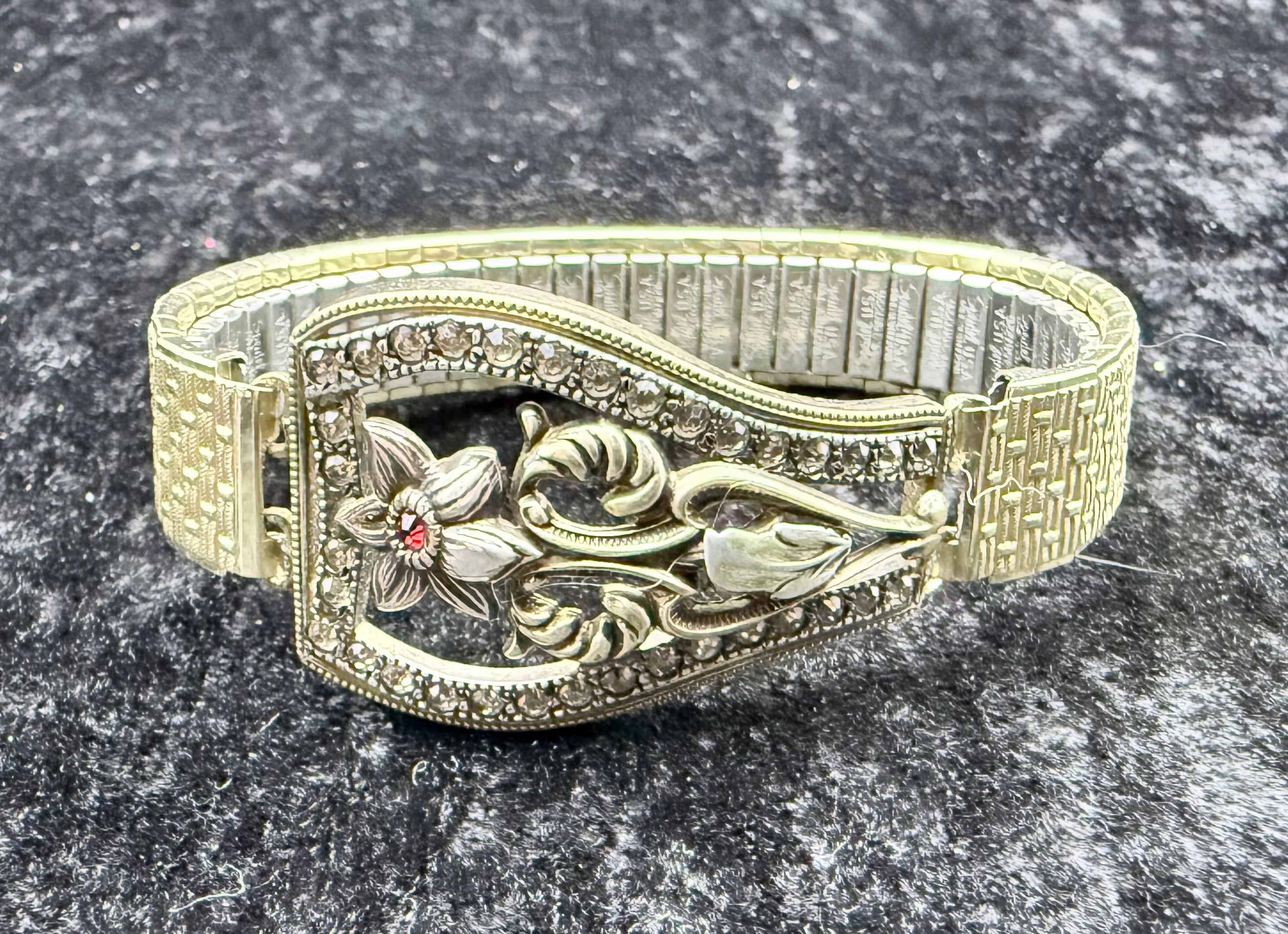Vintage Red Center Flower Bracelet